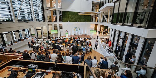 Publikum im Atrium der ZUG