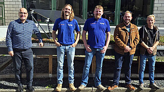 Fünf Teilnehmende einer Weiterbildung posieren für die Kamera