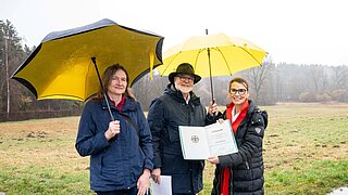 Die Parlamentarische Staatssekretärin, Rita Schwarzelühr-Sutter übergibt den Förderbescheid.