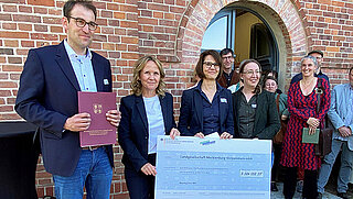 Bundesumweltministerin Steffi Lemke und Elisabeth Aßmann, Staatssekretärin im Ministerium für Klimaschutz, Landwirtschaft, ländliche Räume und Umwelt des Landes Mecklenburg-Vorpommern, übergaben Fördermittelbescheide über 3,5 Millionen Euro (BMUV) und 3,6 Millionen Euro (MV) an Daniela Degen-Lesske, Geschäftsführerin der Landgesellschaft Mecklenburg-Vorpommern GmbH für die MoorAgentur MV sowie an Malte Skau, stellvertretender Vorstand des Landesverbandes der Wasser- und Bodenverbände MV.