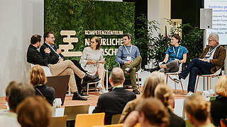 Podiumsdiskussion auf der Bühne mit 6 Personen