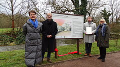 Dr. Bettina Hoffmann und weitere Personen vor einer Infotafel in Bad Sulza
