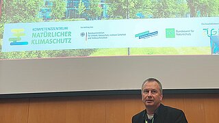 Tom Kirschey hält einen Vortrag mit Präsentation