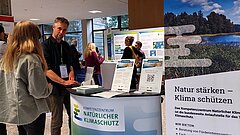 Personen am Infostand des KNK