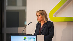 Bundesumweltministerin Steffi Lemke auf dem Podium