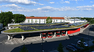 Ein begrüntes Dach mit Solarpanelen über einem Parkplatz