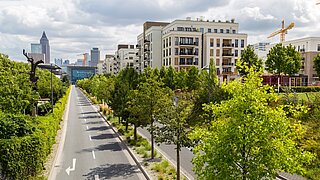 Straße mit Bäumen und Sträuchern auf Mittelstreifen