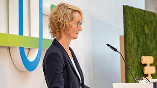 Prof. Dr. Katrin Böhning-Gaese am Podium auf der KNK-Eröffnungsfeier