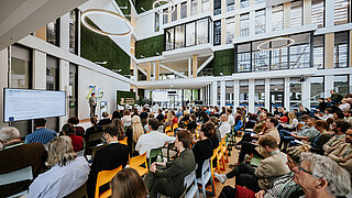 Publikum der Fachkonferenz im Atrium der ZUG
