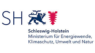 Logo mit den Buchstaben 'SH', einem stilisierten Löwen und einem roten Wappen, darunter der Schriftzug 'Schleswig-Holstein Ministerium für Energiewende, Klimaschutz, Umwelt und Natur'