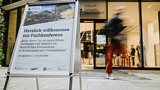 Eingang der ZUG mit Hinweisschild