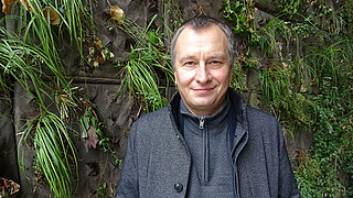 Portraitfoto von Tom Kirschey
