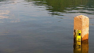 Pegel mit hohem Wasserstand